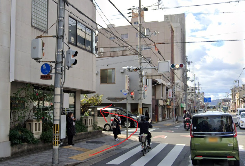 約300ｍ先の交差点の信号を、横断歩道を渡って左折します。
