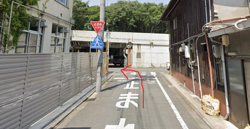 約300ｍ先の突き当りを左折します。