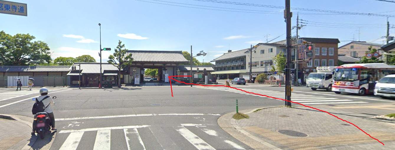 約300ｍ行くと突き当りに、東寺の慶賀門が見えてきます。