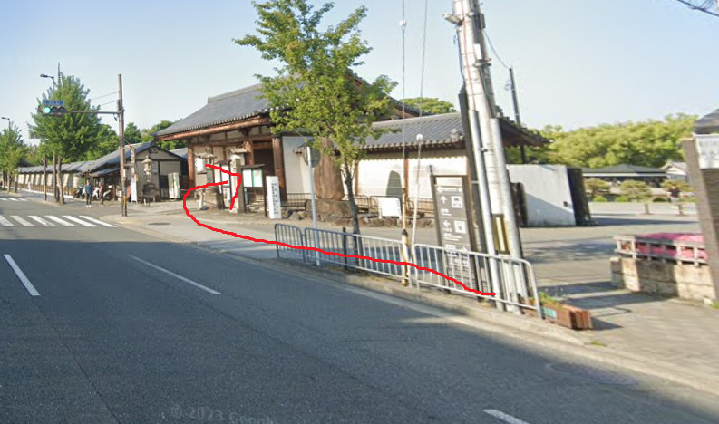 約400ｍ先の右側に、東寺の慶賀門が見えてきます。