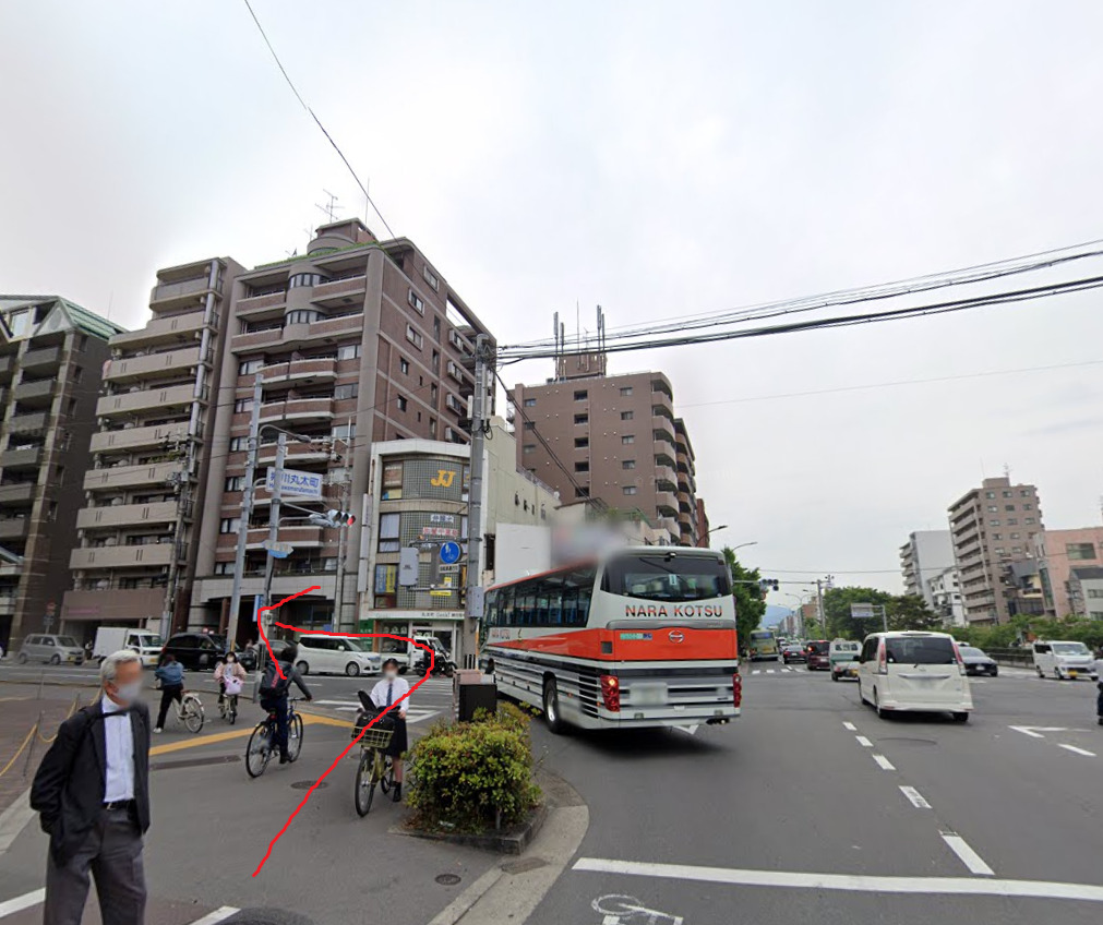 約500ｍ先の2つ目の信号を、横断歩道を渡ってから左折します。