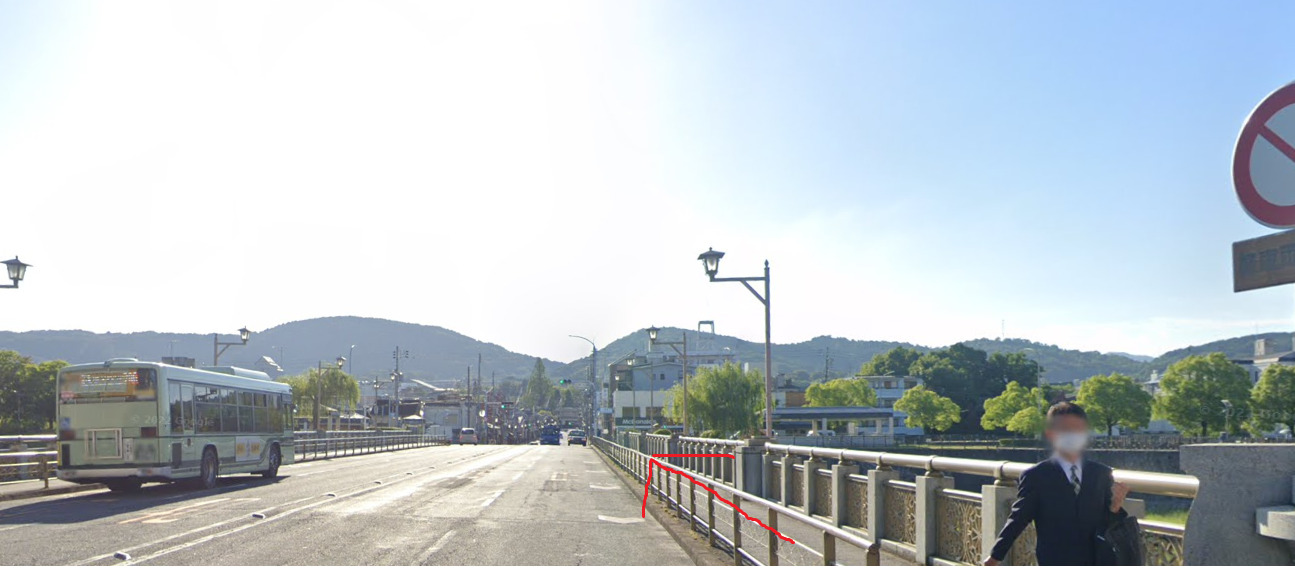 約500ｍ行くと、七条大橋が見えてきますので、渡り直進です。