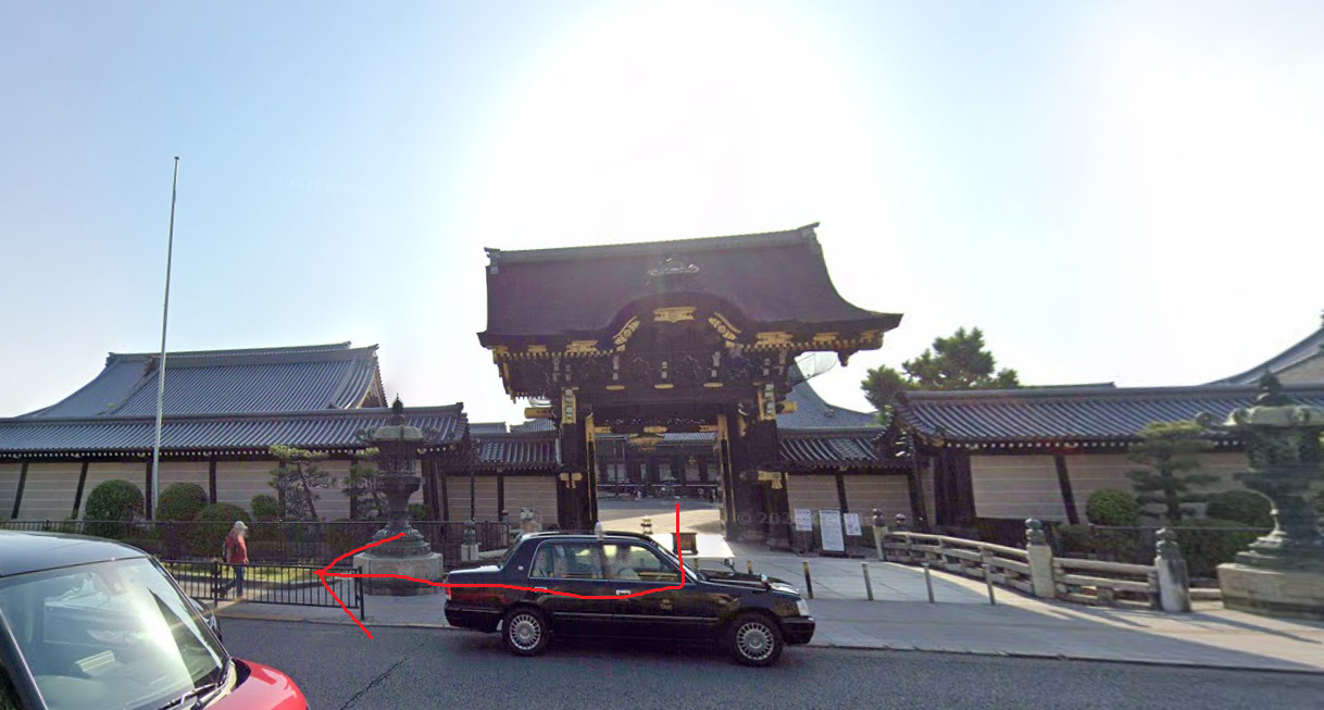西本願寺の阿弥陀堂門から出て、右方向に進みます。