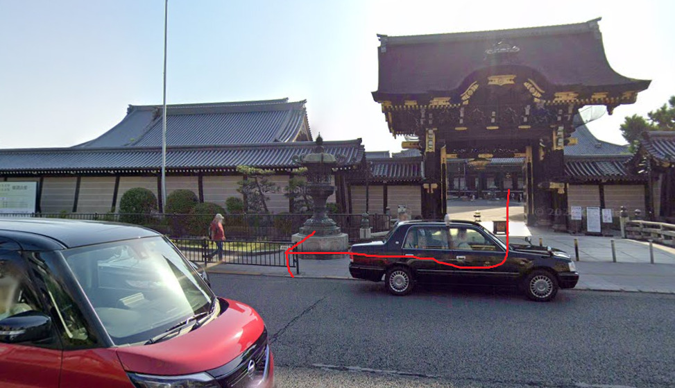 西本願寺の阿弥陀堂門から出て、右方向に進みます。