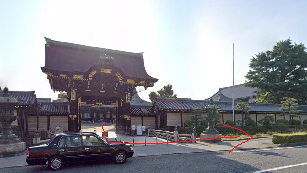 西本願寺の阿弥陀堂門から出て、左方向に進みます。
