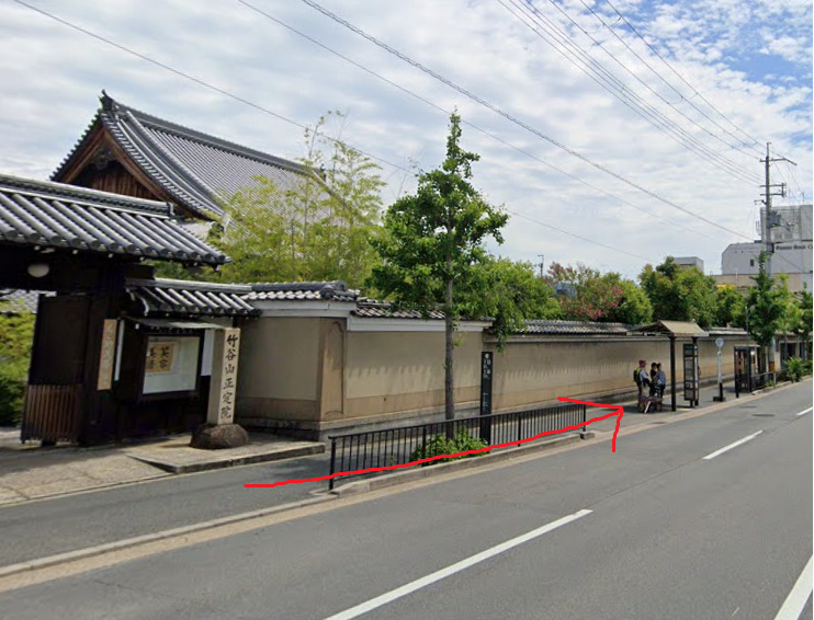 すぐに、出町柳駅前バス停が見えてきます。
