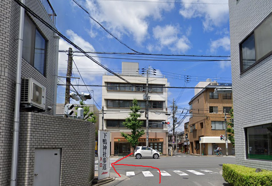 すぐに、広い道に交わるので、左折します。