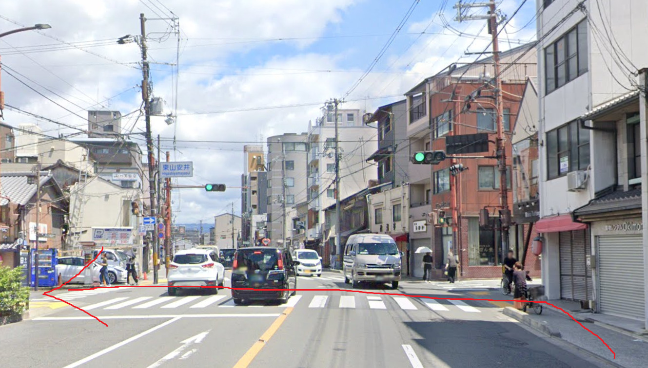 すぐの信号を左折します。