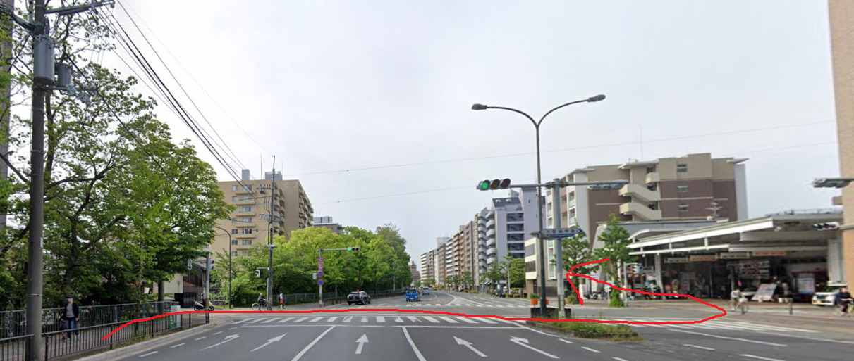 すぐの横断歩道を渡って、さらに南方向に進みます。