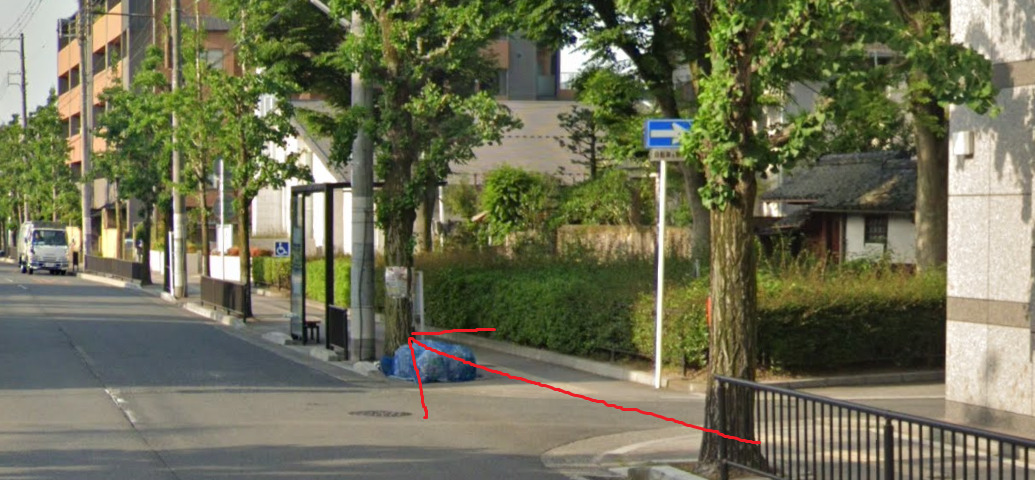 すぐ右側に、下鴨神社前バス停が見えてきます。