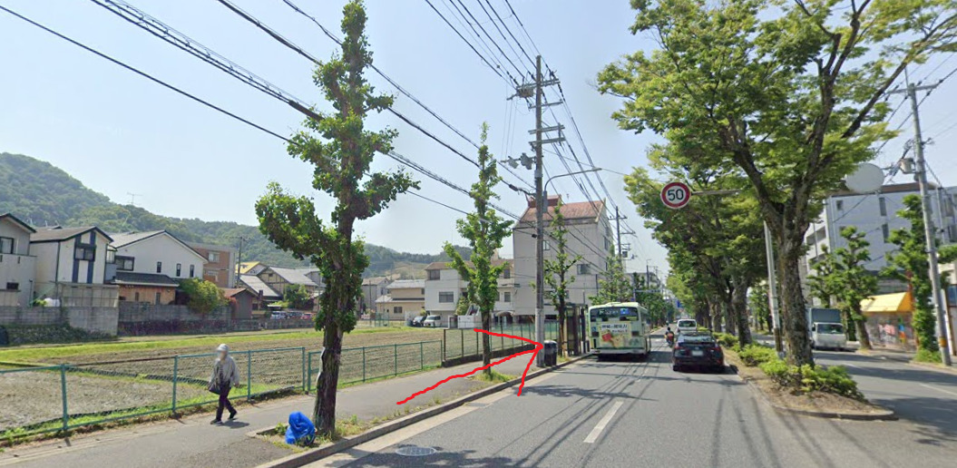 すぐ左側に、一乗寺下がり松町バス停が見えてきます。