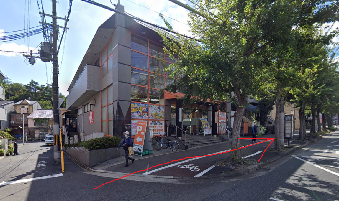 すぐ左側に、船岡山バス停が見えてきます。