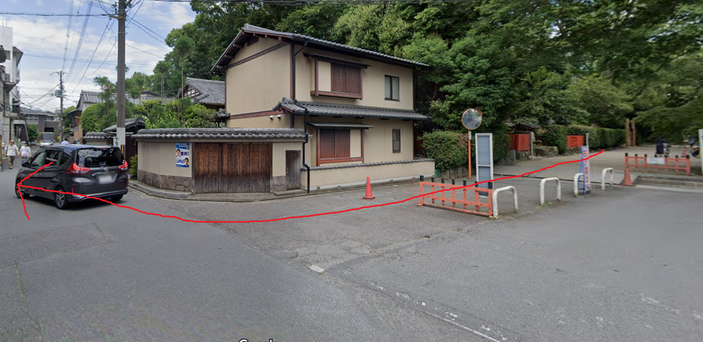 下鴨神社前バス停へは、下鴨神社の西参道から出て、真っすぐ進みます。