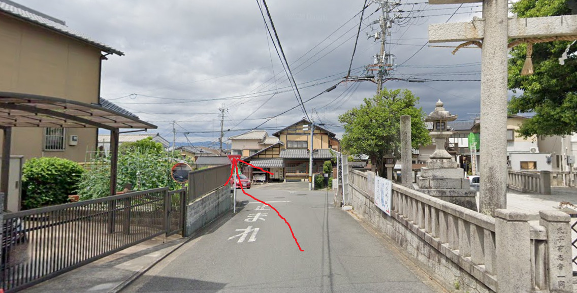 交差点を直進です。