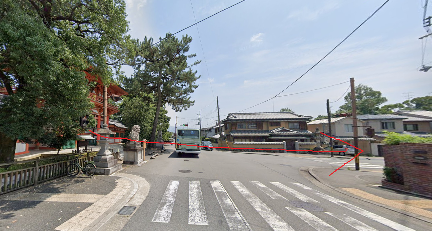 今宮神社の正門から出て、真っすぐ道なりに進みます。