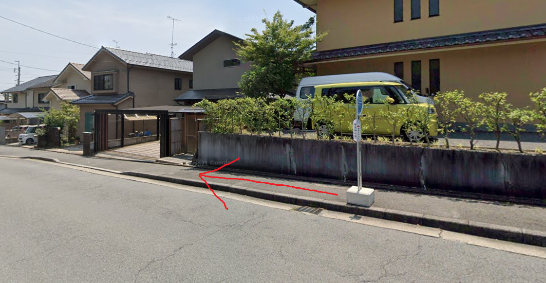 今宮神社前バス停に着いたら、東方向に進みます。東方向は、バスの進行方向の反対側になります。