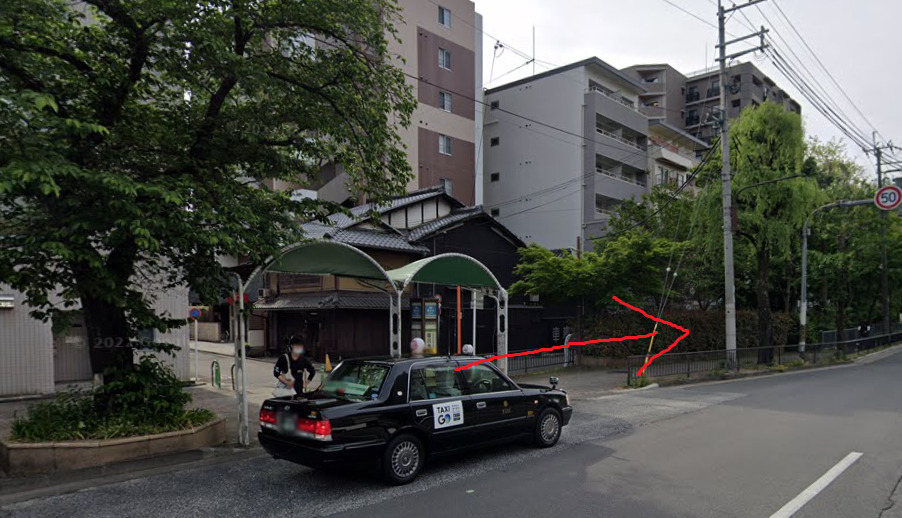 堀川今出川バス停に着いたら、南方向に進みます。南方向は、バスの進行方向になります。