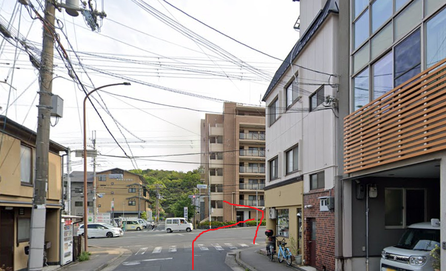 広い通りに交わりますので、右折します。
