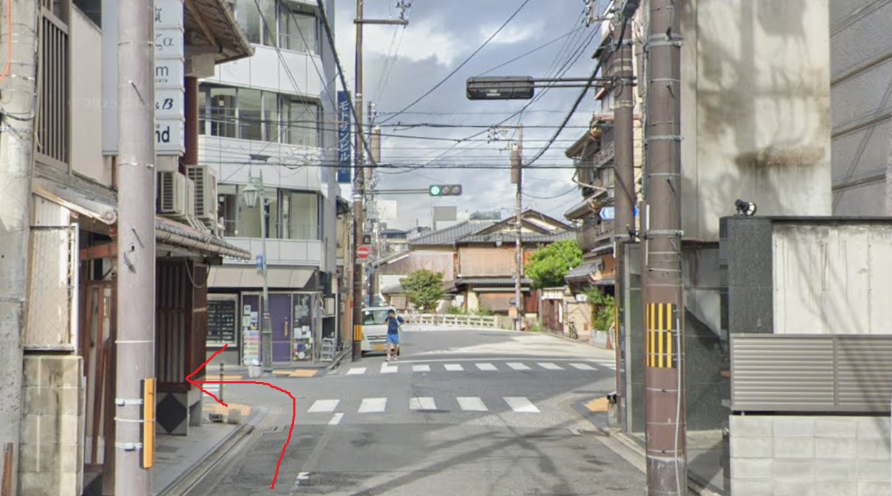 更に約200ｍ先の信号を左折します。