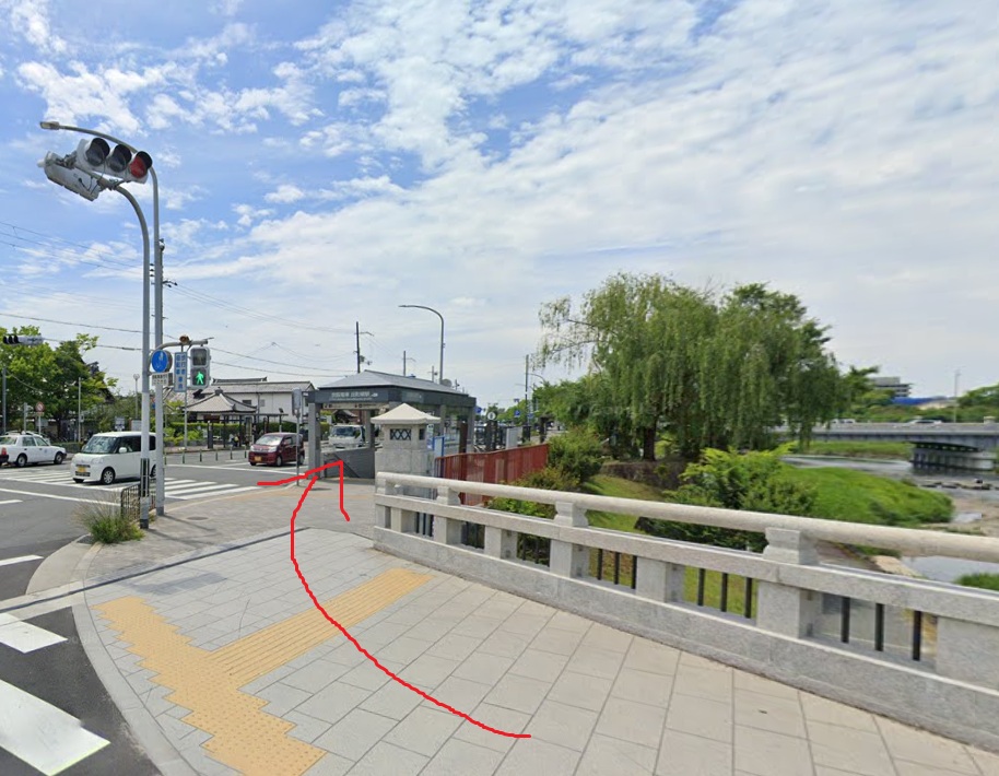 橋を渡り切ったすぐ先に、出町柳駅が見えてきます