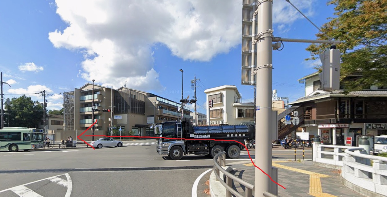 橋を渡り切ったら、横断歩道を渡ってから左折します。