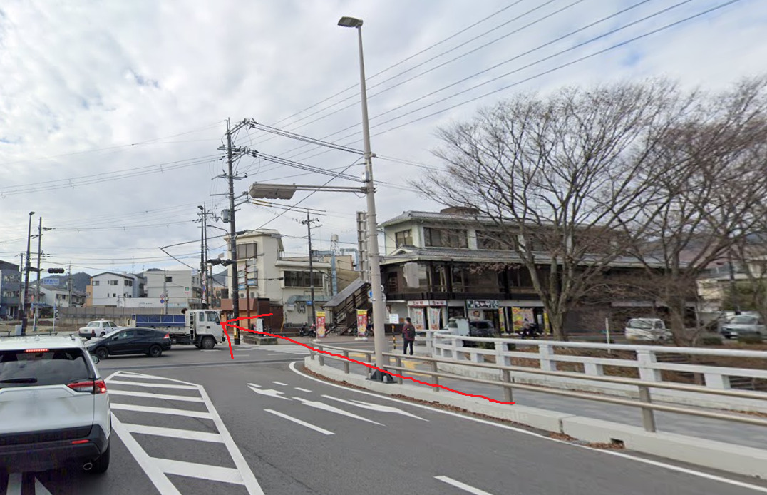 橋を渡り切っても直進です。