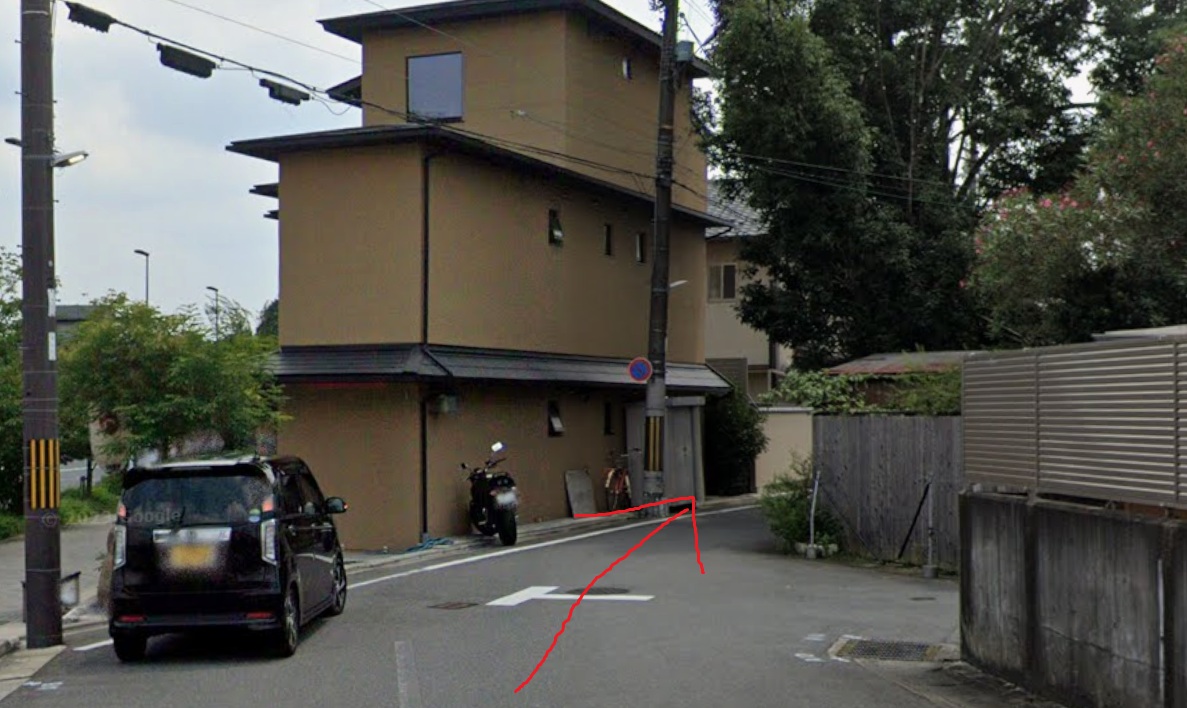 直進方向です。静かな住宅街を通ります。