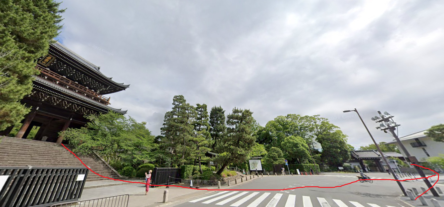 知恩院の三門から出て、真っすぐ進みます。