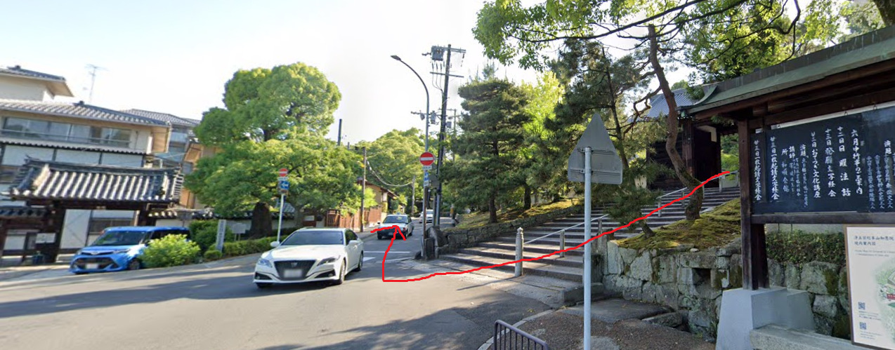 知恩院の黒門から出て、右方向に進みます。