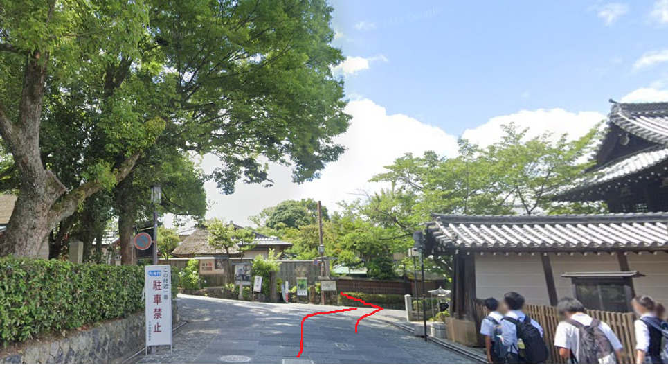 突き当りを右折します。