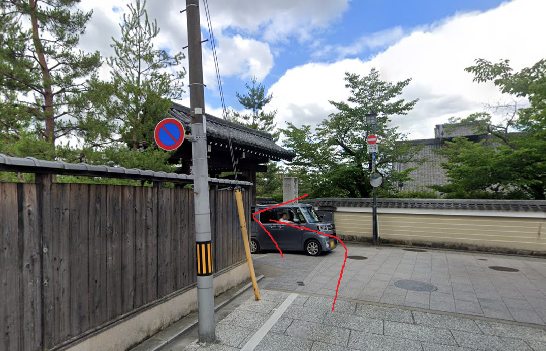 突き当りを左折すると、建仁寺に到着です。