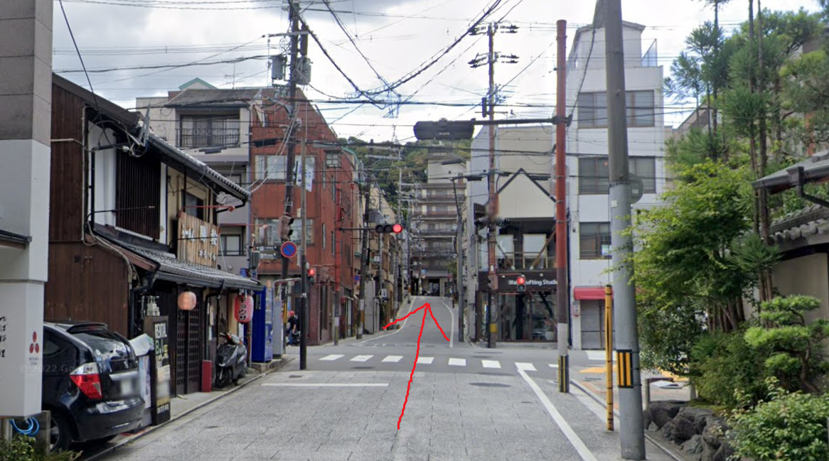 約200ｍほど行くと、広い道に交わります。ここも直進です。