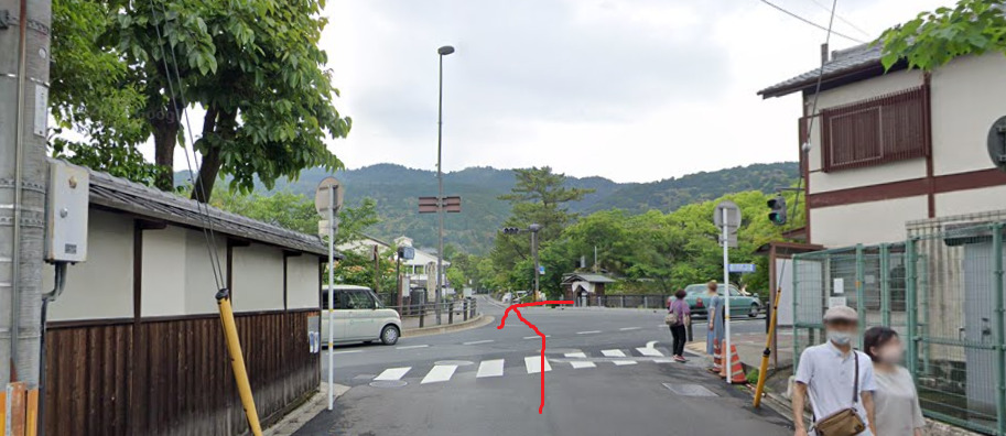 約300ｍ先を真っすぐ進みます。