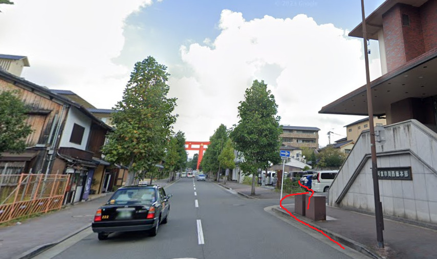 約400ｍ先の、阿含宗関西総本部を右折します。