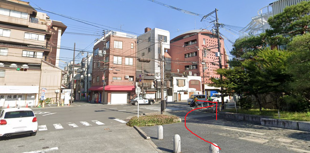 約400ｍ先の信号を左折します。