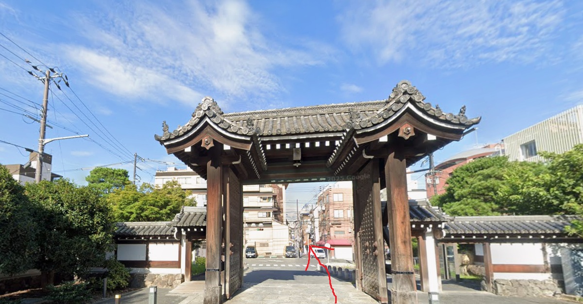 約400ｍ先の知恩院新門も超えて、更に直進します。