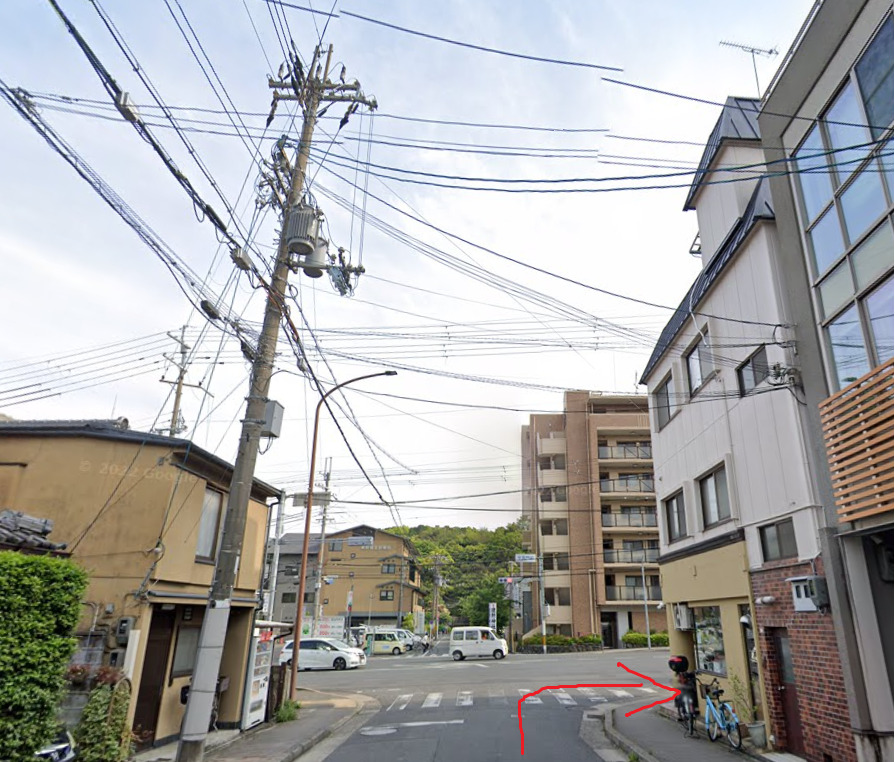 約400ｍ行くと、広い通りに交わりますので右折します。