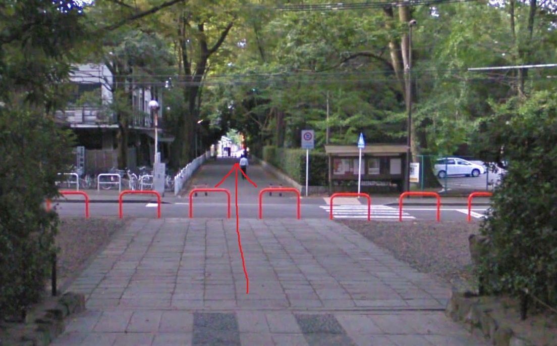 約500ｍ行くと、御蔭通に交わりますので、まっすぐ直進します。
