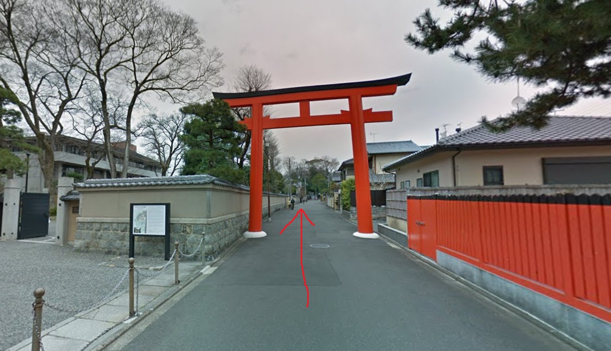鳥居が見えてきました。どんどん直進です。