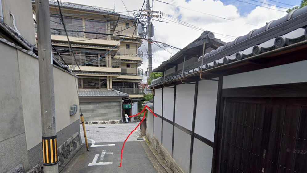 1つ目の十字路も直進です