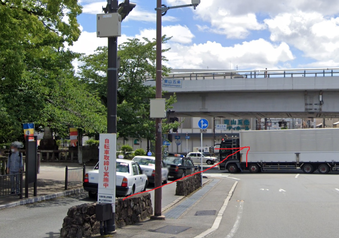 あとは、ひたすら直進です。約500ｍ先の東山五条の信号も直進します。