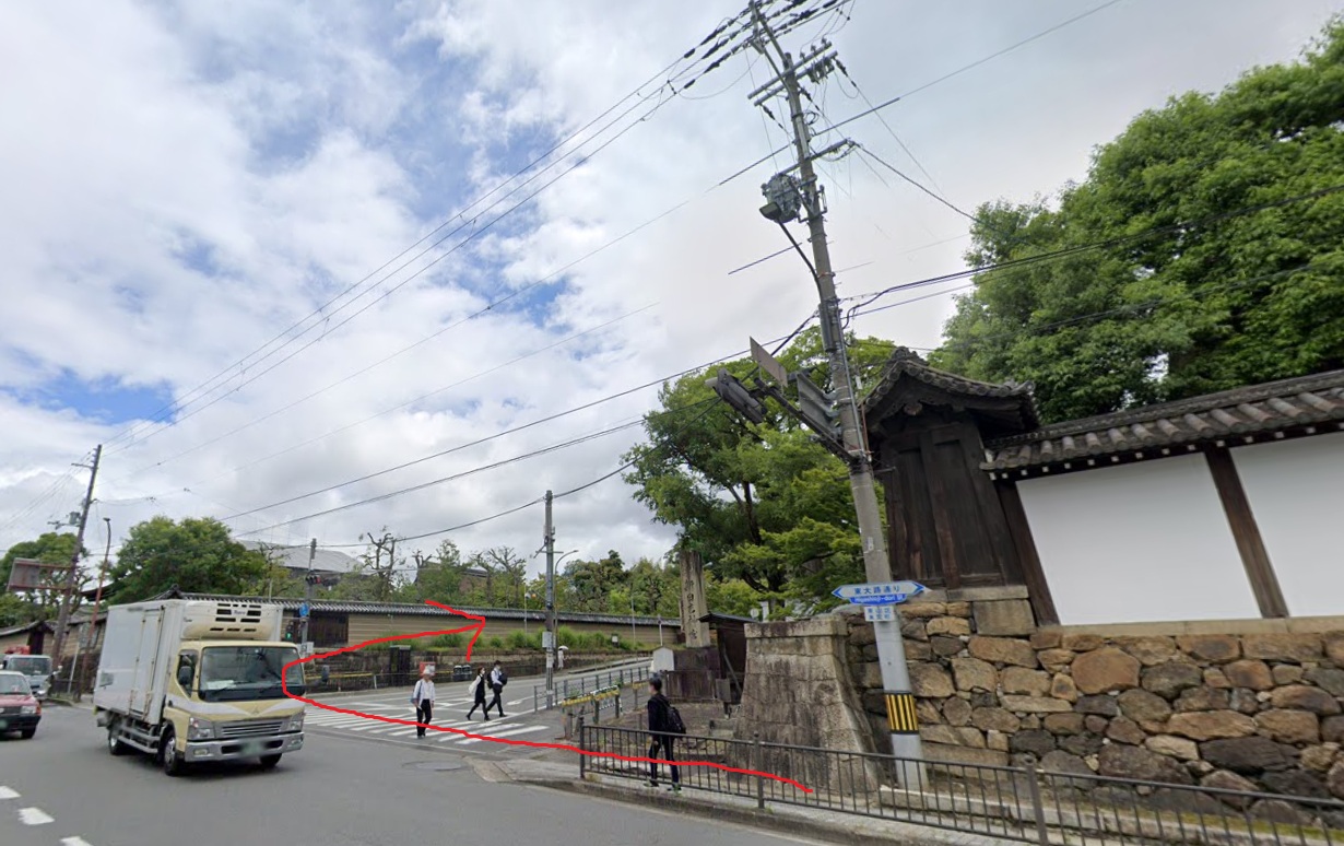 さらに約500ｍ先の東山七条の信号を、横断歩道を渡ってから右折します。