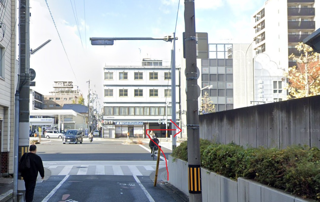 さらに約600ｍ行くと、広い通り（堀川通）に交わりますので、横断歩道を渡ってから右折します。
