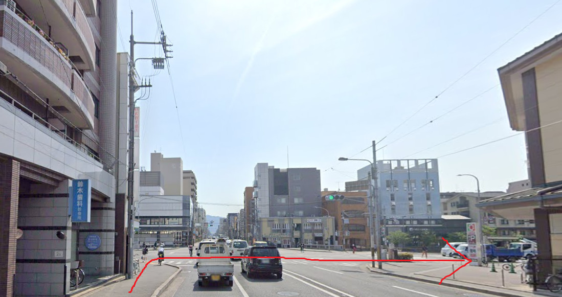 すぐの交差点を、右折します