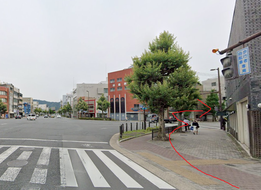 すぐの交差点を右折します。