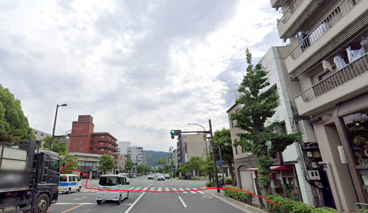 すぐの信号を、左方向に進みます。
