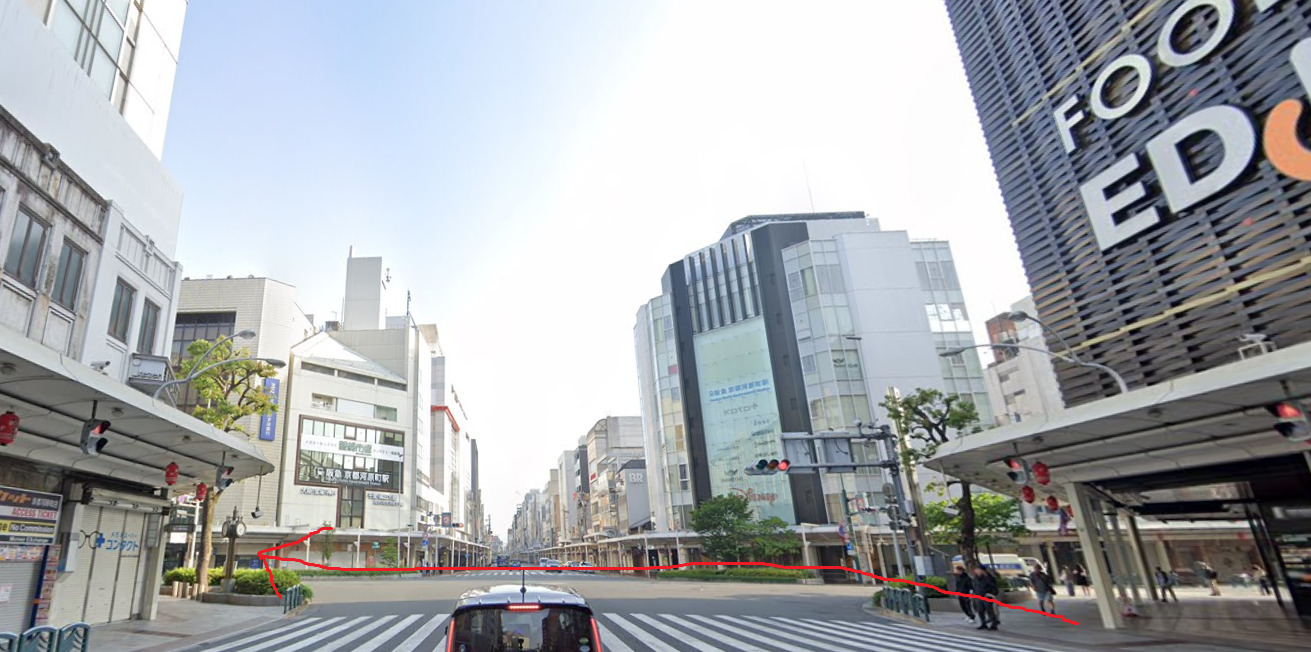 すぐの信号を、左方向に進みます。