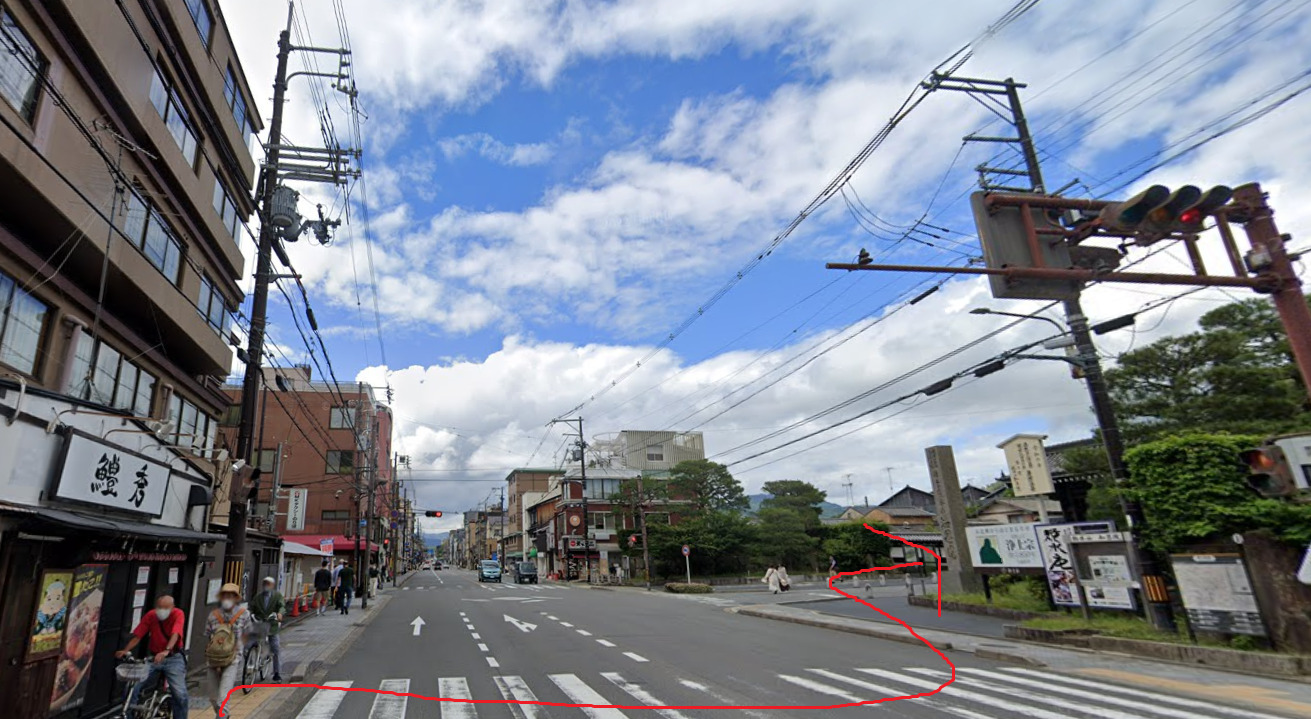 すぐの信号を左折します。