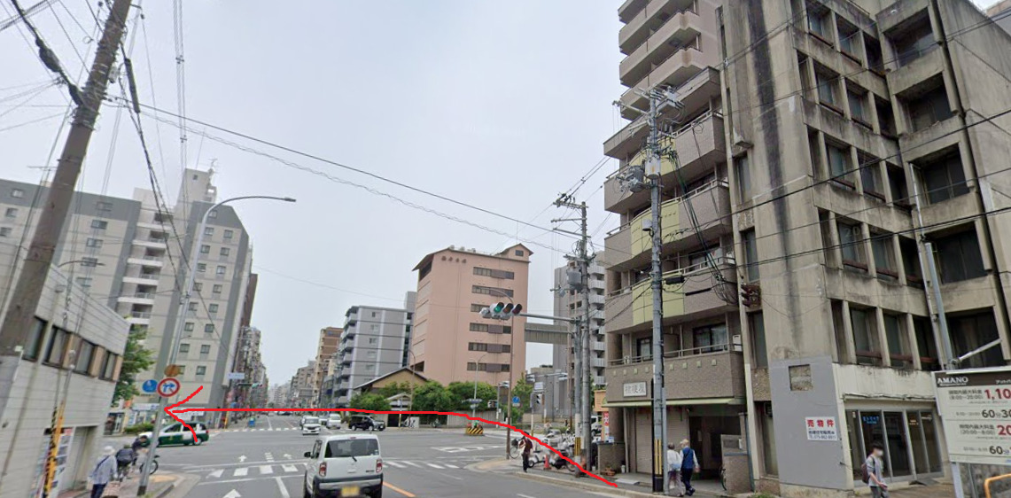 すぐの信号を左折します。