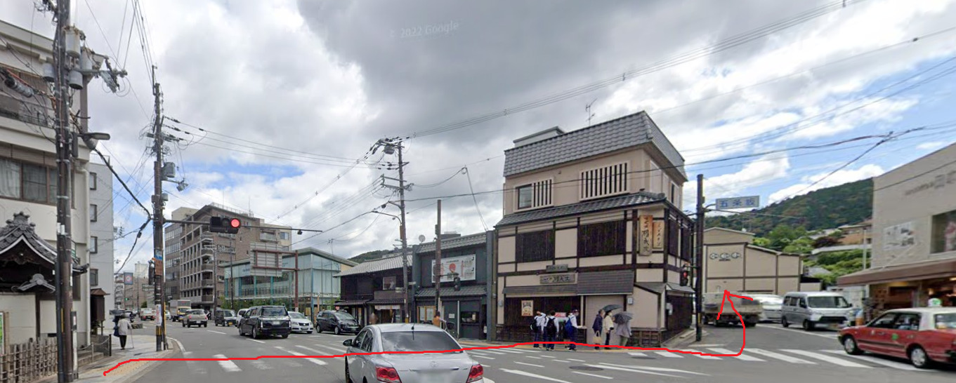 すぐの横断歩道を渡って、真っすぐ進みます。
